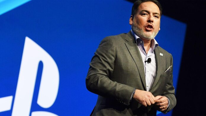 Shawn Layden อดีตผู้บริหาร Sony ขึ้นพูดบนเวทีงานอุตสาหกรรมเกม โดยมีโลโก้ PlayStation อยู่ด้านหลัง