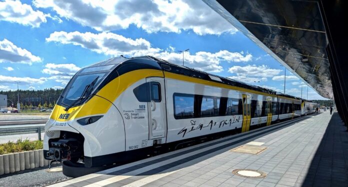 ขบวนรถไฟ Giga Train ของ Tesla จอดอยู่ที่ชานชาลาในเยอรมนี