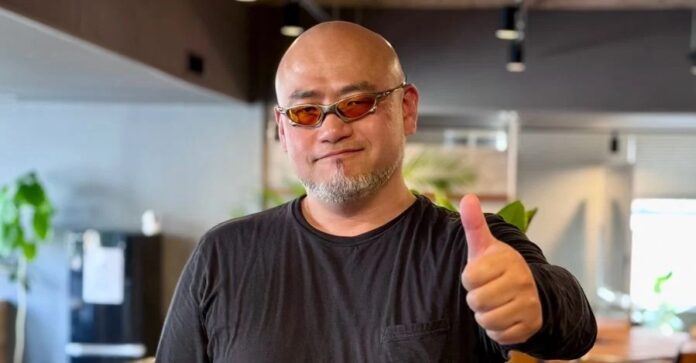 Hideki Kamiya นักพัฒนาเกมชาวญี่ปุ่น โพสท่าชูนิ้วโป้งให้กล้องในบรรยากาศเป็นกันเอง
