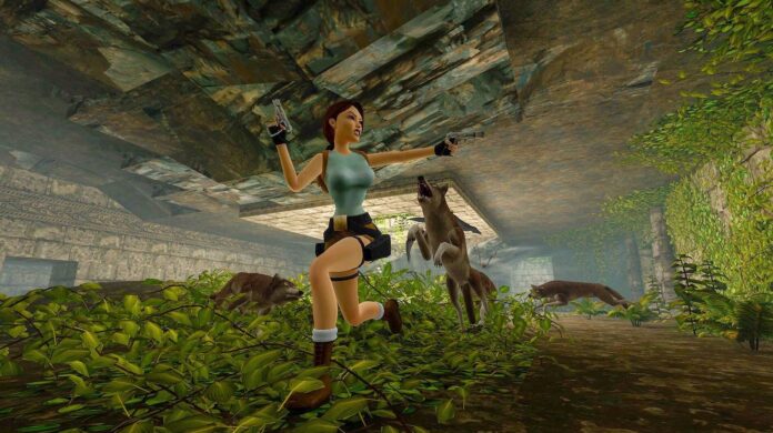 Lara Croft ตัวละครเอกจาก Tomb Raider ในฉากแอ็กชันภายในเกมยุคแรก กำลังถือปืนต่อสู้ท่ามกลางสภาพแวดล้อมแนวผจญภัยในป่า