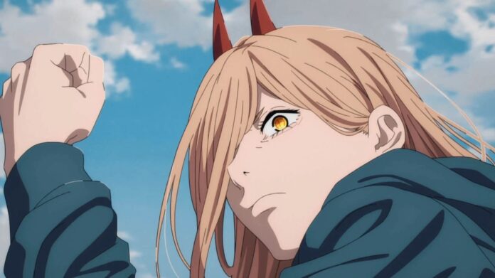 ภาพ Power ตัวละครจากอนิเมะ Chainsaw Man ของสตูดิโอ MAPPA ผมสีบลอนด์ สวมเสื้อแจ็กเก็ตสีเข้ม ยกกำหมัดขึ้นด้วยสีหน้าจริงจัง โดยมีท้องฟ้าสีฟ้าเป็นฉากหลัง