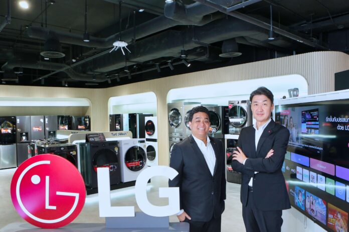 ผู้บริหารแอลจี ประเทศไทย ถ่ายภาพร่วมกันภายในโชว์รูม LG พร้อมผลิตภัณฑ์เครื่องใช้ไฟฟ้าและทีวีอัจฉริยะ