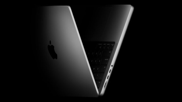 ภาพเรนเดอร์ MacBook Pro สีเข้ม เปิดฝาเล็กน้อย มองเห็นด้านข้างตัวเครื่องและโลโก้ Apple บนฝาหลัง โดยมีพื้นหลังสีดำ