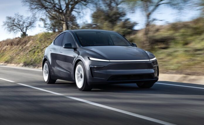 รถยนต์ไฟฟ้า Tesla Model Y วิ่งบนถนนกลางแจ้ง