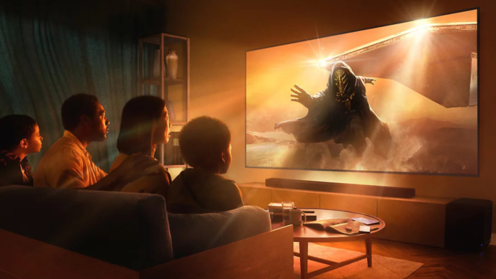 ครอบครัวนั่งชมภาพยนตร์บนทีวีจอใหญ่ สื่อประสบการณ์โฮมเอนเตอร์เทนเมนต์ระดับพรีเมียมจาก Sony BRAVIA