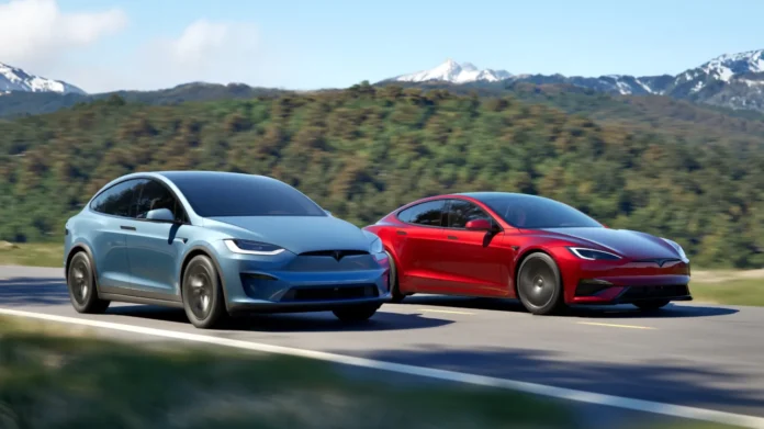 รถยนต์ไฟฟ้า Tesla Model S และ Model X วิ่งเคียงกันบนถนนท่ามกลางวิวธรรมชาติ