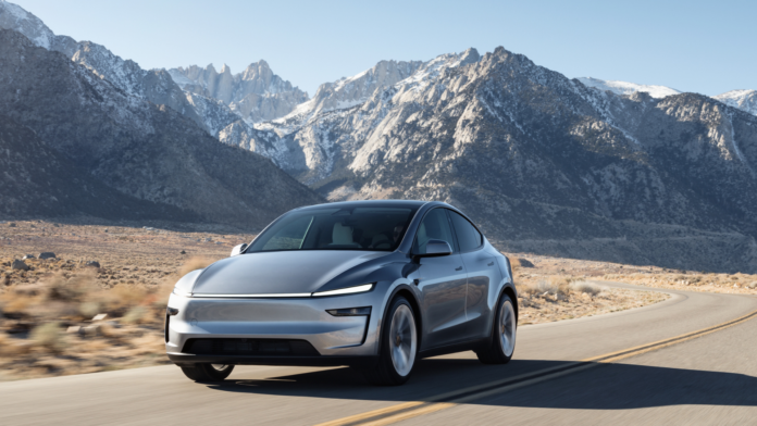 Tesla Model Y ขับเคลื่อนล้อหลัง รุ่น Long Range วิ่งบนถนนท่ามกลางภูเขาและธรรมชาติ
