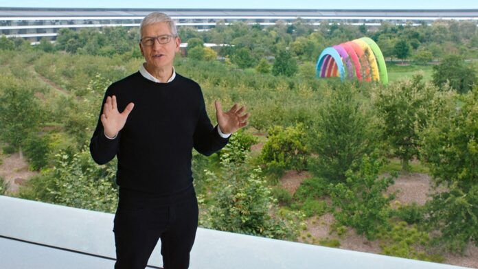 Tim Cook ซีอีโอ Apple ยืนอยู่ภายใน Apple Park โดยมีฉากหลังเป็นพื้นที่สีเขียวของสำนักงานใหญ่ Apple
