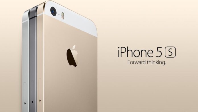 ภาพโปรโมต iPhone 5s โชว์ตัวเครื่องสีทองและสีเงิน มุมด้านหลัง พร้อมโลโก้ Apple และข้อความ “iPhone 5s Forward thinking”