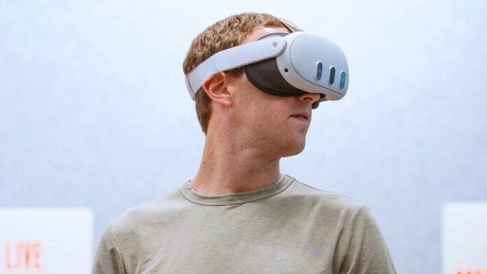 Mark Zuckerberg สวมเฮดเซ็ต VR ของ Meta ขณะสาธิตการใช้งานอุปกรณ์เสมือนจริง