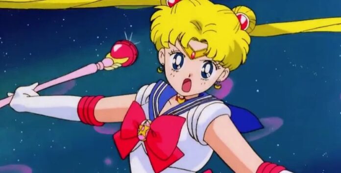 อุซางิ สึคิโนะ ในร่างเซเลอร์มูน กำลังถือคทาแปลงร่างจากอนิเมะ Sailor Moon