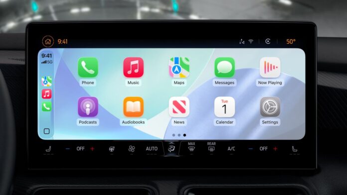 หน้าจอ Apple CarPlay บนรถยนต์ แสดงอินเทอร์เฟซแอป iPhone เช่น Phone, Music, Maps และ Messages