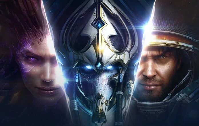 หน้า Protoss อยู่กึ่งกลางภาพ ขนาบด้วยใบหน้าตัวละครจากจักรวาล StarCraft