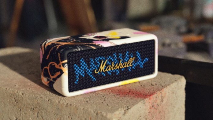 ลำโพง Marshall Emberton III Lunar New Year Edition 2026 ดีไซน์พิเศษลาย UNBRIDLED วางบนแท่นปูน