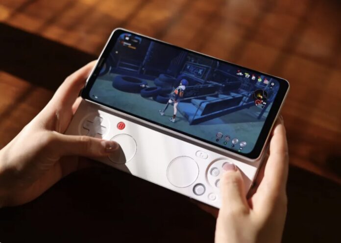 มือถือ Pocket Play กำลังถูกใช้งานเล่นเกมแอ็กชันบนหน้าจอ โดยผู้เล่นจับเครื่องด้วยสองมือในบรรยากาศแสงสลัว