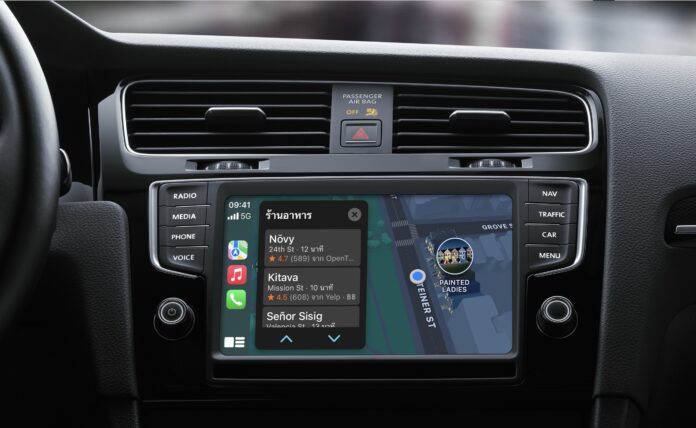 หน้าจอ Apple CarPlay บนคอนโซลรถ แสดงเมนูแอปและระบบนำทาง