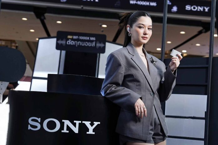 วี วิโอเลต วอเทียร์ ร่วมงานเปิดตัว Sony WF-1000XM6 พร้อมเคสหูฟัง และบูธ Sony ด้านหลัง