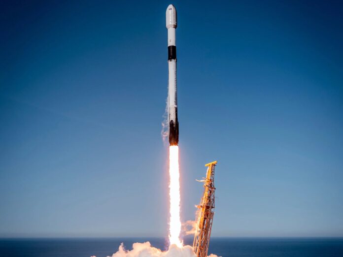 จรวด Falcon ของ SpaceX กำลังปล่อยตัวขึ้นจากฐานยิงเหนือมหาสมุทร เพื่อภารกิจส่งดาวเทียมขึ้นสู่วงโคจรโลก