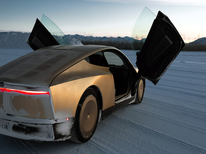 รถ Tesla Cybercab รุ่นทดสอบบนถนนหิมะ เปิดประตูปีกนก แสดงดีไซน์ตัวรถและไฟท้ายแบบเส้นยาว