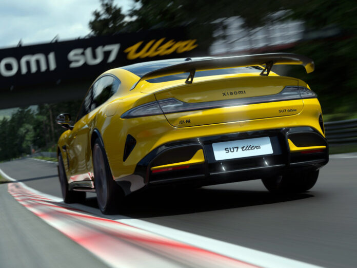 รถยนต์ไฟฟ้า Xiaomi SU7 Ultra กำลังวิ่งบนสนามแข่งในเกม Gran Turismo 7 บน PlayStation 5