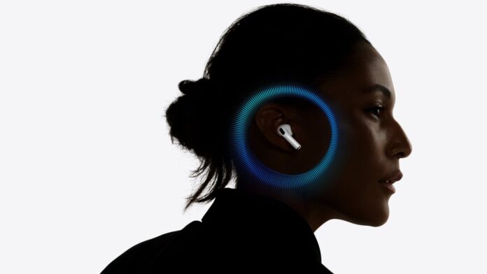 ผู้หญิงสวม AirPods Pro พร้อมกราฟิกวงแสดงการทำงานของระบบการได้ยิน