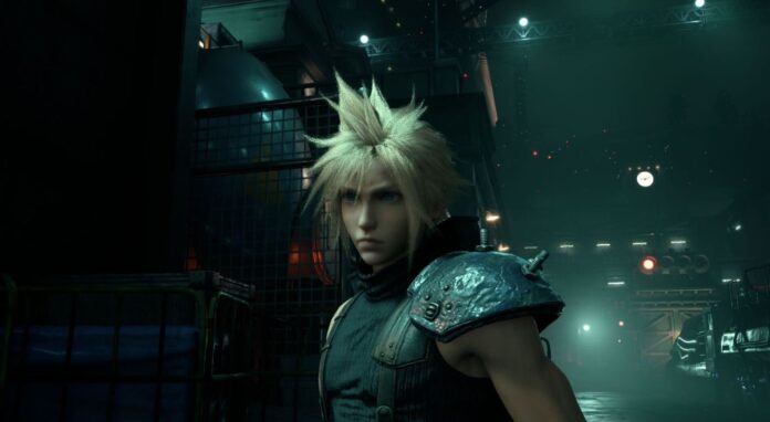 Cloud จาก Final Fantasy VII Remake ยืนอยู่ในฉากเมืองยามค่ำคืน