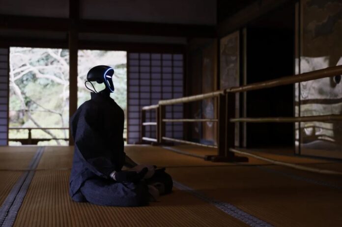 หุ่นยนต์ฮิวแมนนอยด์ Buddharoid นั่งท่าสมาธิภายในอาคารสไตล์ญี่ปุ่น