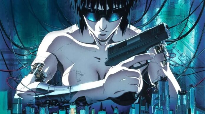 ภาพตัวละครหญิงไซบอร์กจาก Ghost in the Shell ถือปืน ท่ามกลางฉากเมืองอนาคตแนวไซไฟ