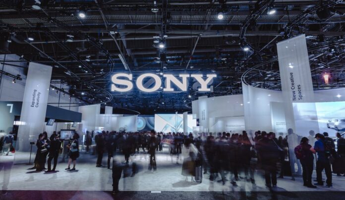 บูธ Sony ในงานอีเวนต์อุตสาหกรรมเกม แสดงโลโก้ Sony ขนาดใหญ่เหนือพื้นที่จัดแสดง