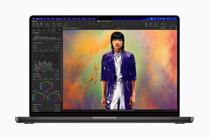 MacBook Pro ชิป M5 Pro และ M5 Max แสดงโปรแกรมแต่งภาพบนหน้าจอ Liquid Retina XDR