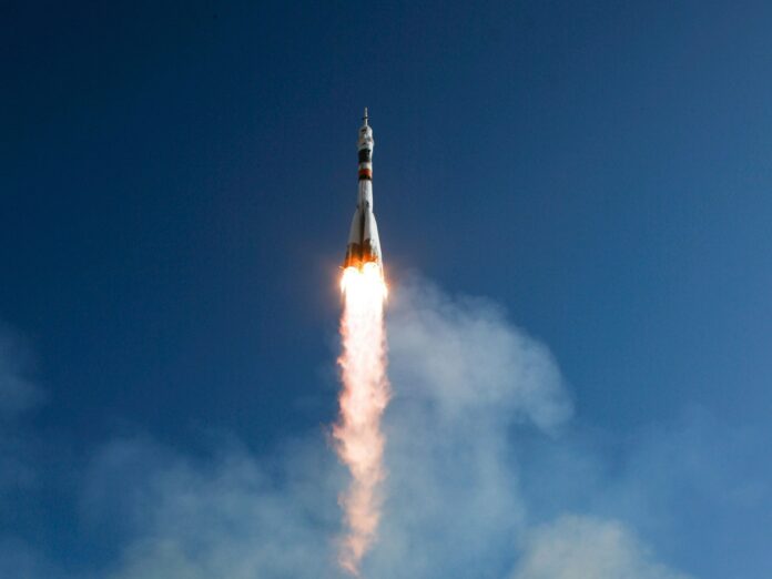 จรวด Soyuz ปล่อยขึ้นสู่อวกาศ ระหว่างภารกิจส่งดาวเทียมขึ้นสู่วงโคจรของโลก