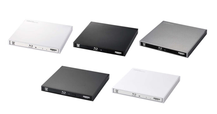 เครื่องเล่น Blu-ray แบบภายนอกหลายรุ่น สีดำและสีขาว วางเรียงบนพื้นหลังสีขาว