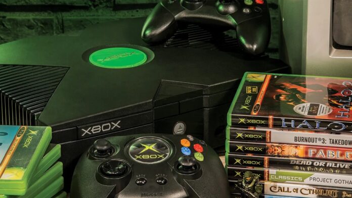 เครื่อง Xbox รุ่นแรกวางคู่กับจอยและกล่องเกมคลาสสิก