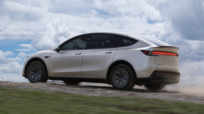 Tesla Model YL วิ่งบนทางลูกรัง ภาพมุมด้านข้างตัวรถ