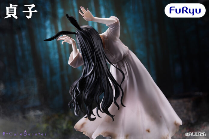ฟิกเกอร์ Sadako จาก The Ring ในชุดเดรสสีขาว ผมยาวปิดหน้า บรรยากาศมืดหม่นแนวสยองขวัญ