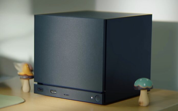 เครื่อง Steam Machine ของ Valve วางอยู่บนโต๊ะ