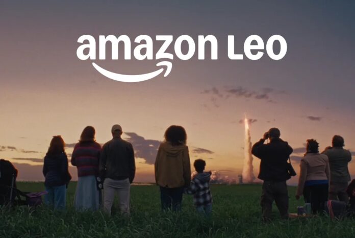 ภาพโปรโมต Amazon LEO พร้อมผู้คนยืนดูจรวดถูกปล่อยขึ้นฟ้ากลางทุ่งในช่วงพระอาทิตย์ตก