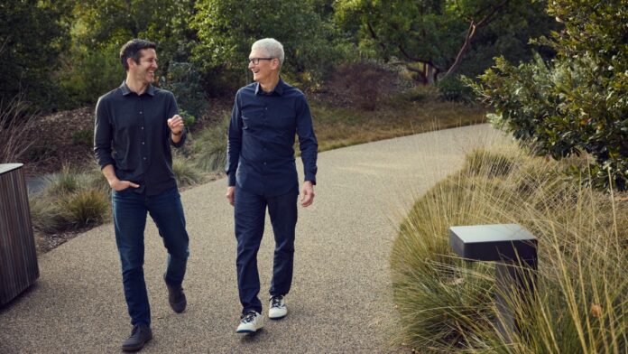 Tim Cook และ John Ternus เดินคุยกันภายใน Apple Park