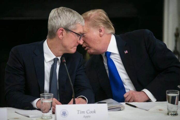 Tim Cook และ Donald Trump นั่งสนทนาใกล้ชิดระหว่างการประชุม