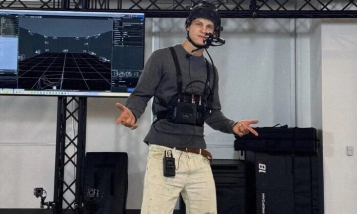 ภาพโมเดล Spider-Man กำลังเตรียมอุปกรณ์สำหรับการถ่ายโมชั่นแคปเจอร์ในสตูดิโอ