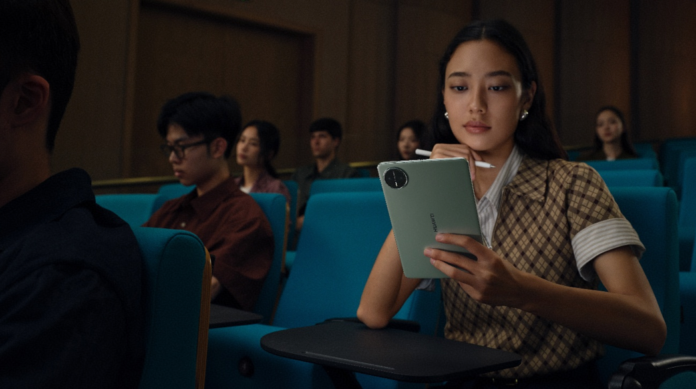 นักศึกษาถือ HUAWEI MatePad Mini ใช้งานในห้องเรียน