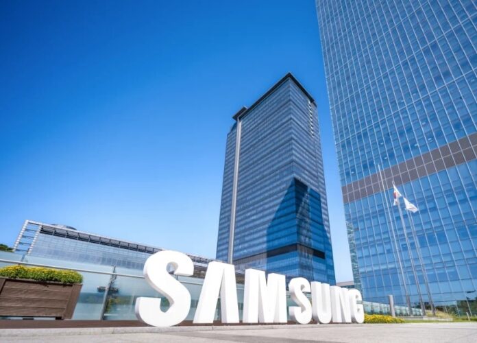 อาคารสำนักงาน Samsung พร้อมโลโก้ Samsung ด้านหน้า ท่ามกลางตึกกระจกสูงในเมือง