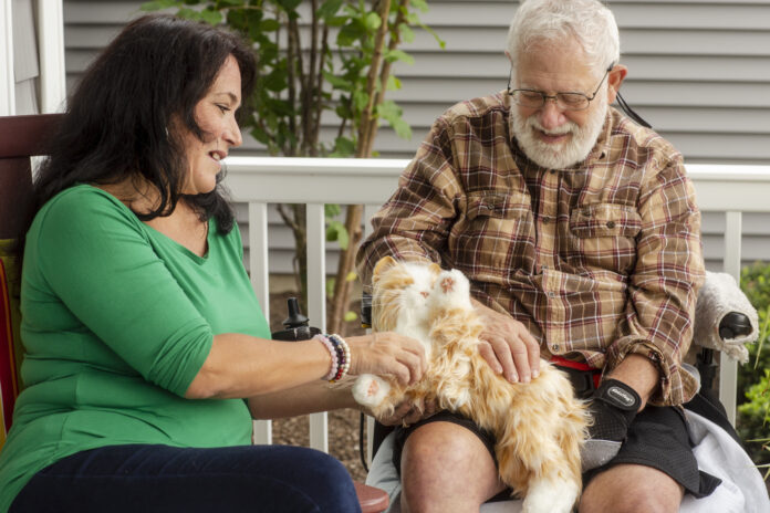 ผู้สูงอายุใช้หุ่นยนต์แมวบำบัด ช่วยลดความเครียดและสร้างรอยยิ้ม