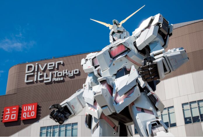 Unicorn Gundam ขนาดเท่าจริงตั้งอยู่หน้า DiverCity Tokyo Plaza โอไดบะ โตเกียว