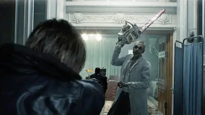 ลีออนเล็งปืนใส่ชายติดเชื้อถือเลื่อยยนต์ภายในอาคารในเกม Resident Evil Requiem