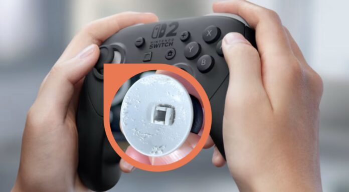 มือกำลังถือ Switch 2 Pro Controller พร้อมวงเน้นก้านอนาล็อกที่แสดงจุดสึกหรอภายใน