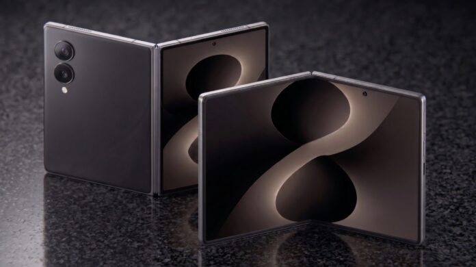 ภาพเรนเดอร์สมาร์ตโฟน Galaxy Z Fold 8 แบบกางหน้าจอบนพื้หลังสีดำ
