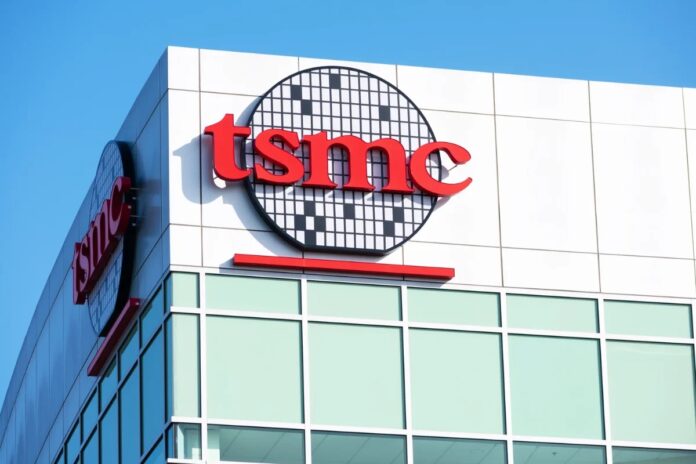 อาคารสำนักงานใหญ่ TSMC พร้อมโลโก้บริษัทด้านหน้า