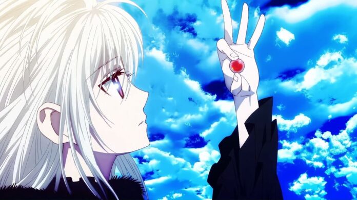 ตัวละครอนิเมะ K ผมสีขาว ยกมือขึ้นท่ามกลางท้องฟ้าสีฟ้า