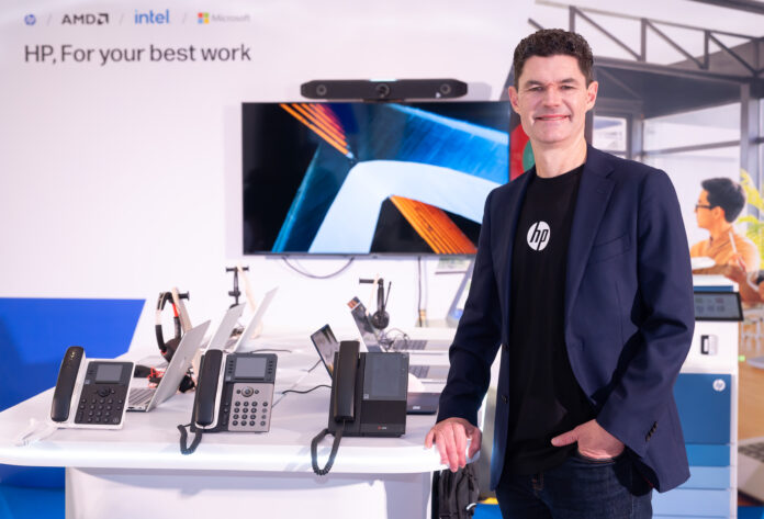 ผู้บริหาร HP ยืนภายในบูธ “HP, For Your Best Work” พร้อมโชว์โซลูชัน AI และอุปกรณ์สำหรับการทำงานยุคใหม่ภายในงาน HP Elevate 2026